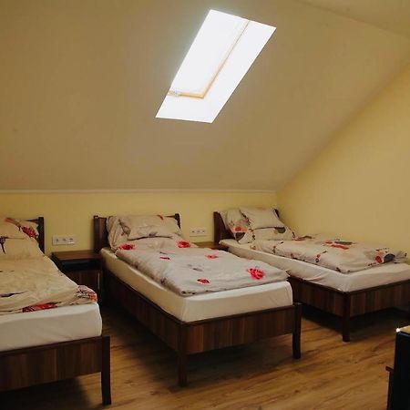 Viktor Vendégház és Apartmanház Baktaloranthaza Extérieur photo