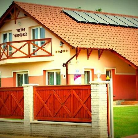Viktor Vendégház és Apartmanház Baktaloranthaza Extérieur photo