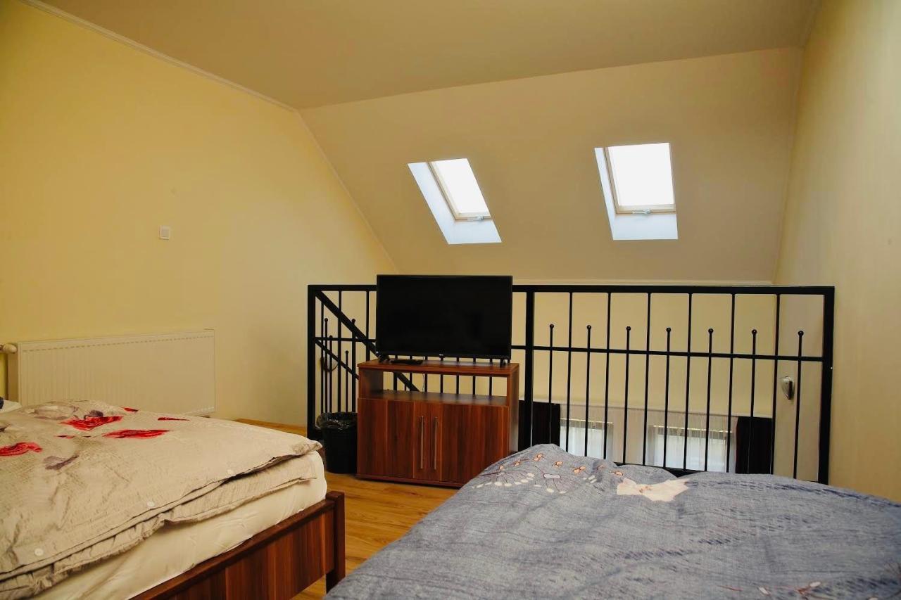 Viktor Vendégház és Apartmanház Baktaloranthaza Extérieur photo