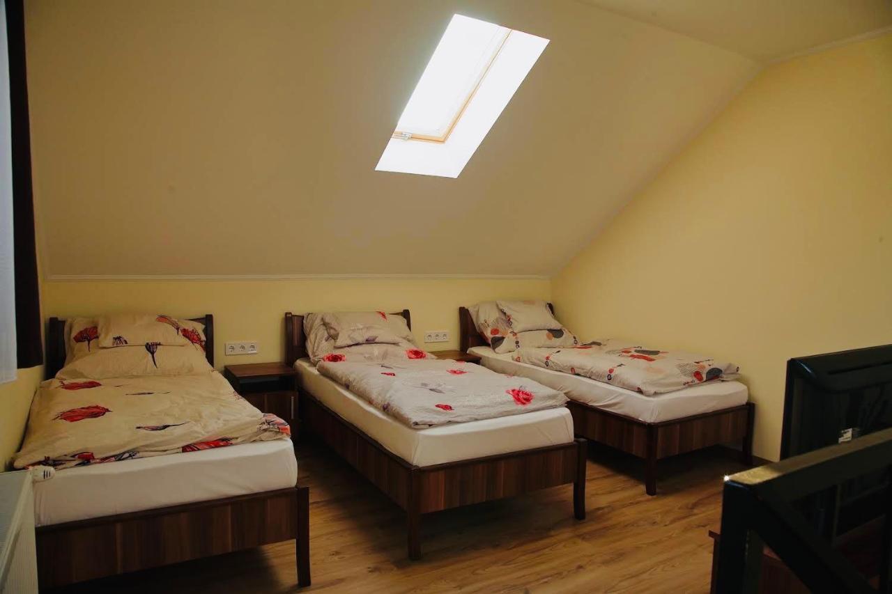 Viktor Vendégház és Apartmanház Baktaloranthaza Extérieur photo