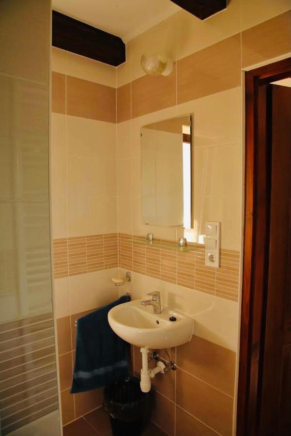 Viktor Vendégház és Apartmanház Baktaloranthaza Extérieur photo