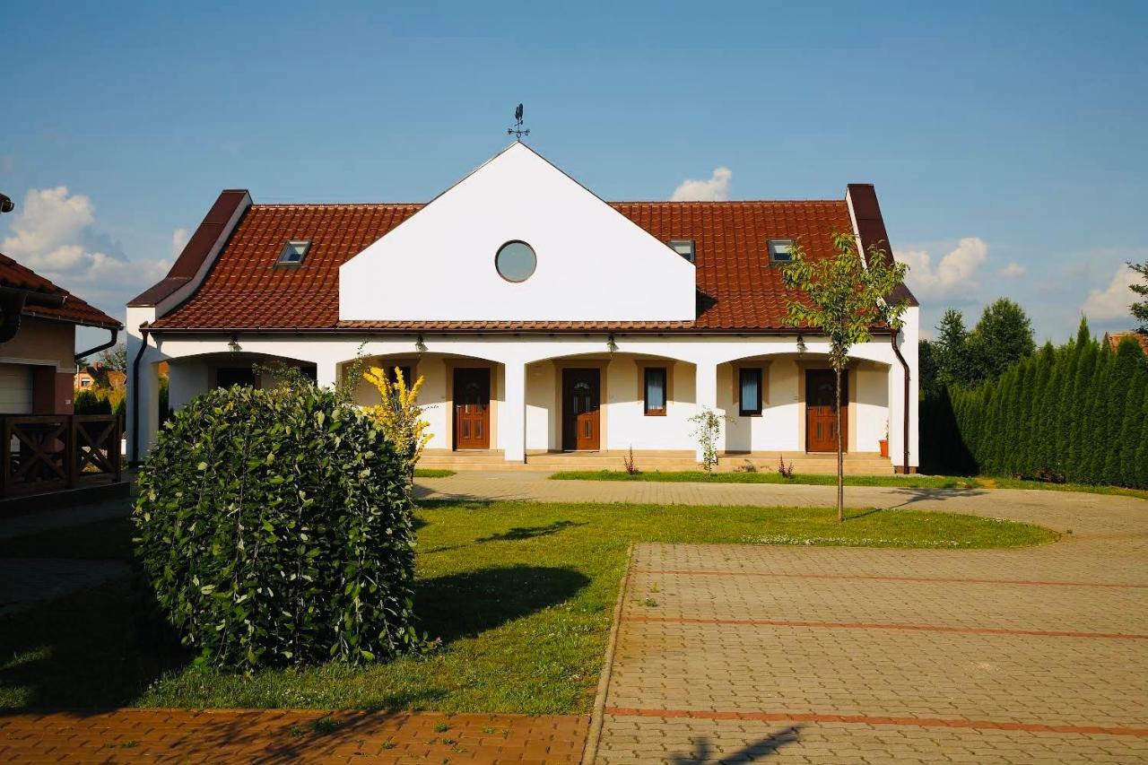 Viktor Vendégház és Apartmanház Baktaloranthaza Extérieur photo