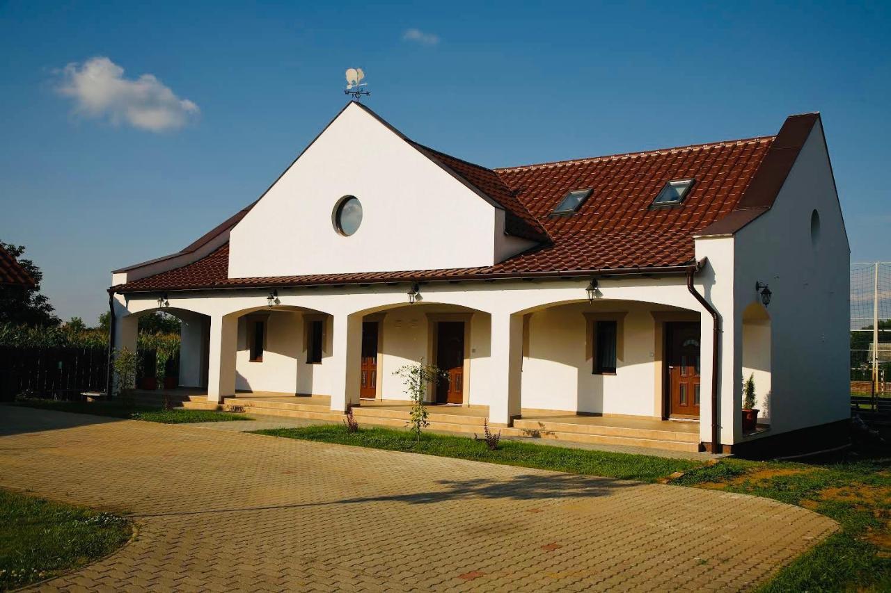 Viktor Vendégház és Apartmanház Baktaloranthaza Extérieur photo