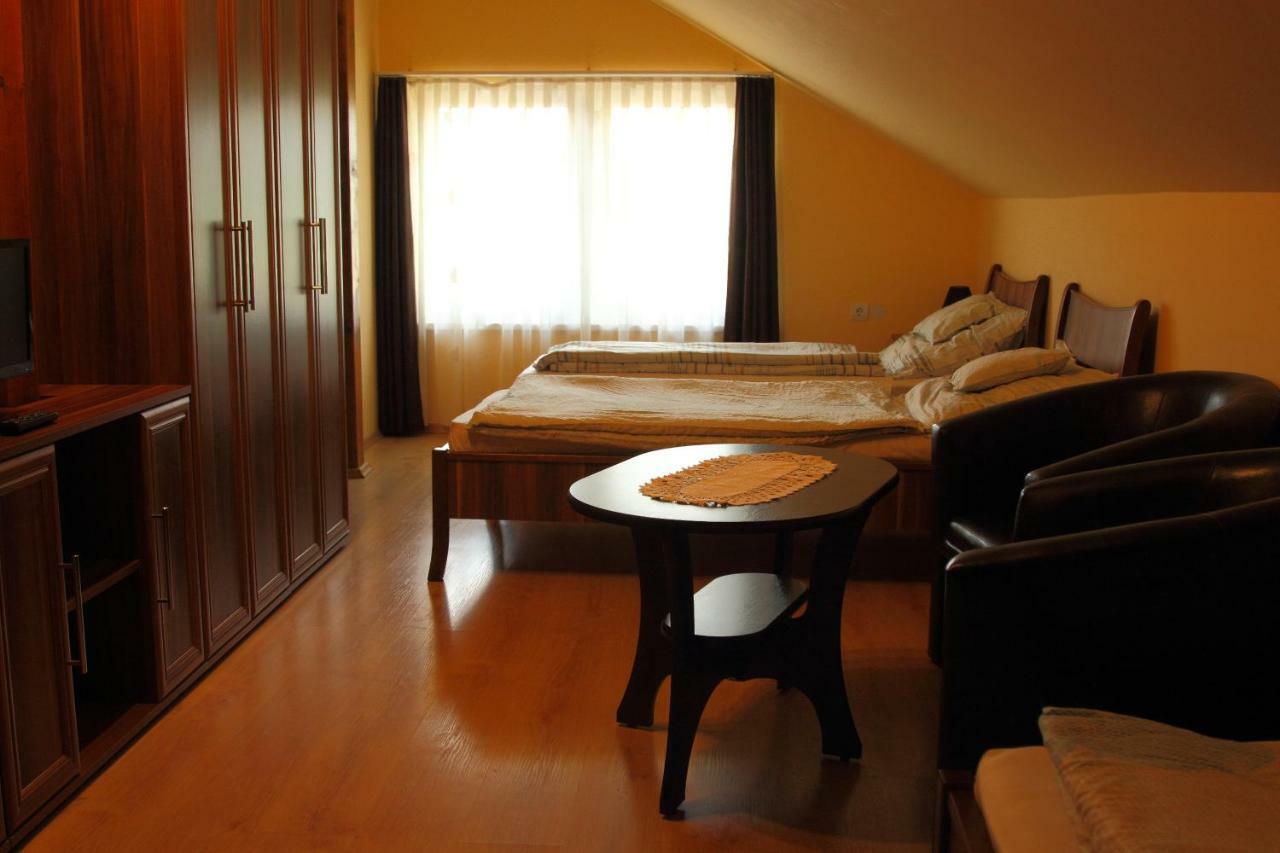 Viktor Vendégház és Apartmanház Baktaloranthaza Extérieur photo