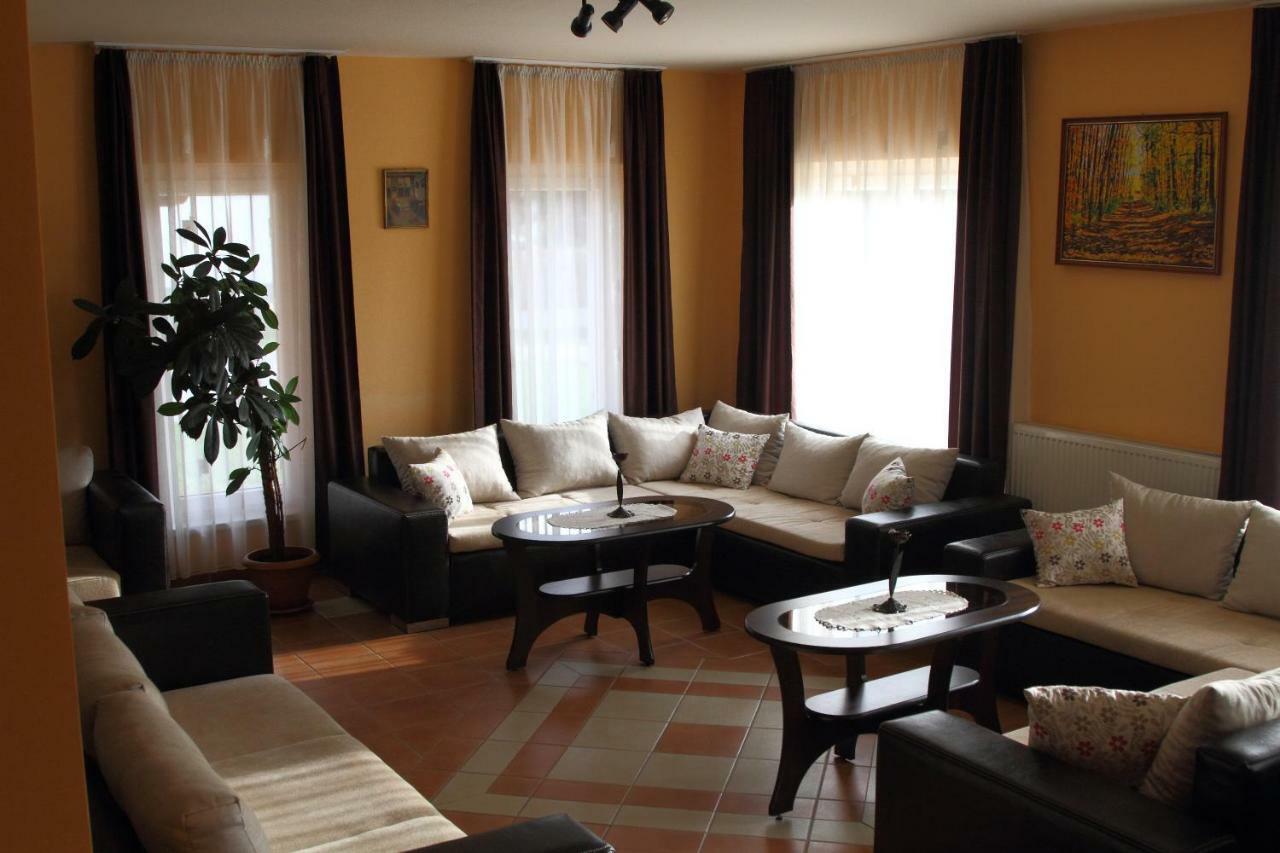 Viktor Vendégház és Apartmanház Baktaloranthaza Extérieur photo
