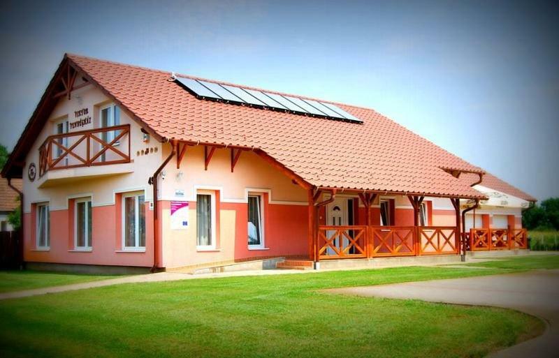 Viktor Vendégház és Apartmanház Baktaloranthaza Extérieur photo