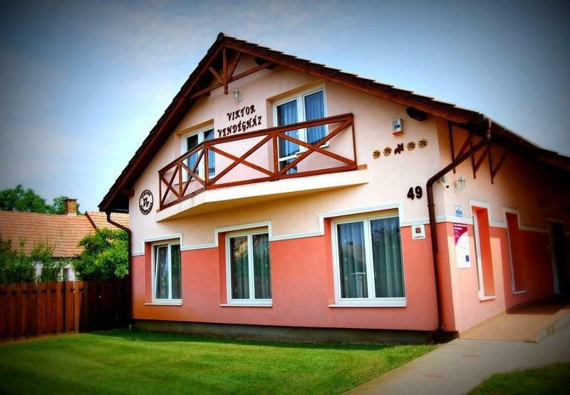 Viktor Vendégház és Apartmanház Baktaloranthaza Extérieur photo