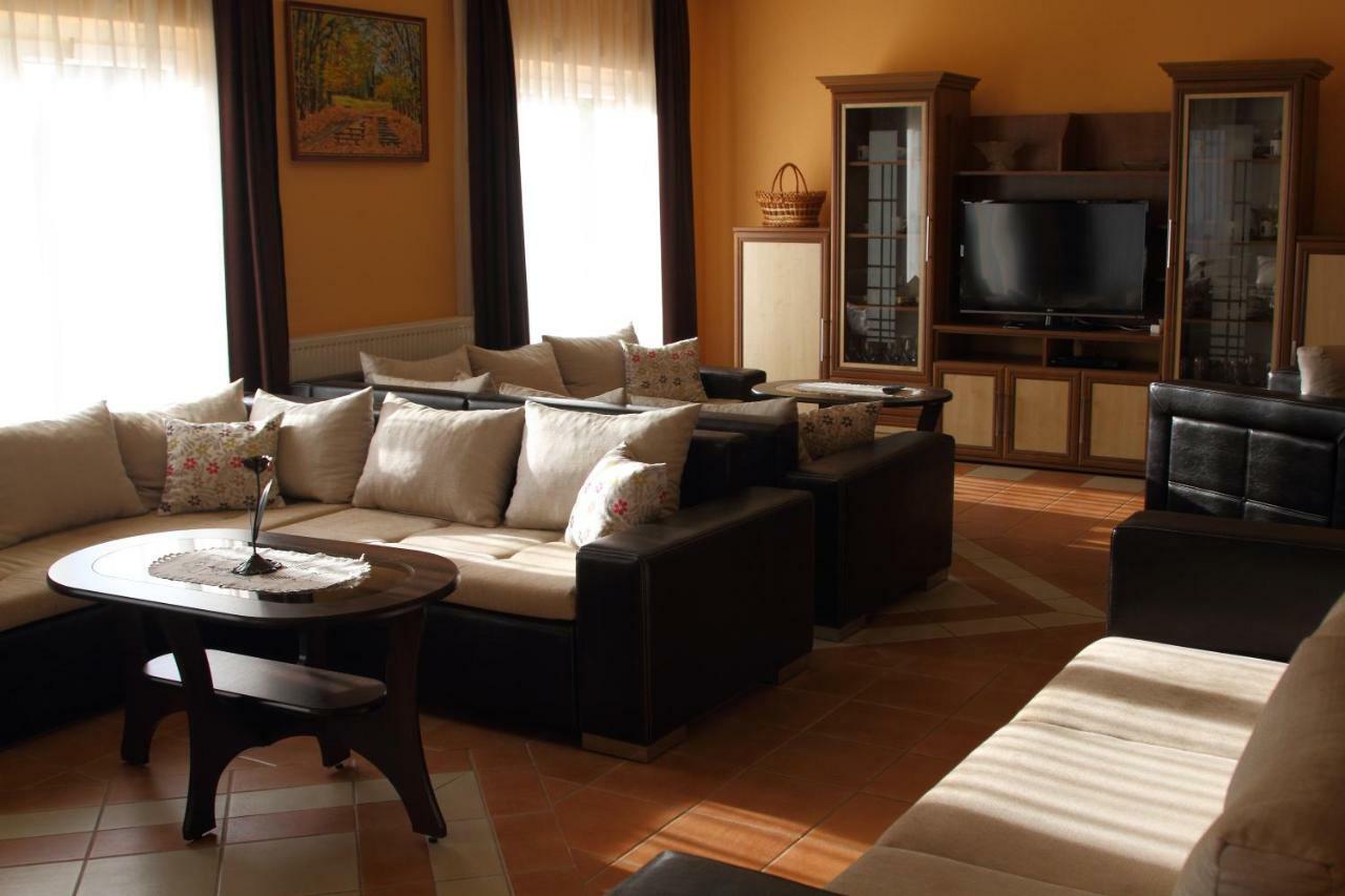 Viktor Vendégház és Apartmanház Baktaloranthaza Extérieur photo