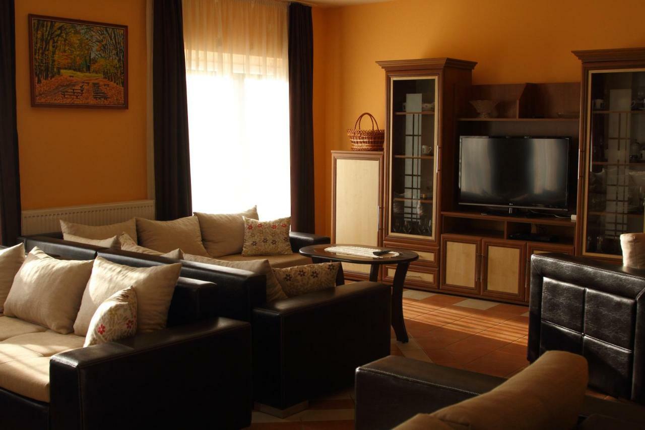 Viktor Vendégház és Apartmanház Baktaloranthaza Extérieur photo