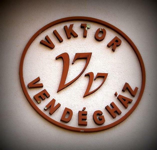 Viktor Vendégház és Apartmanház Baktaloranthaza Extérieur photo